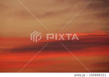 赤く染まった朝焼け雲・春・230301am 100866331