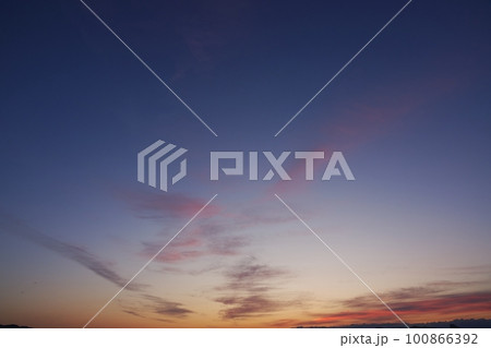 多彩に朝焼けした空・春・230301am 100866392