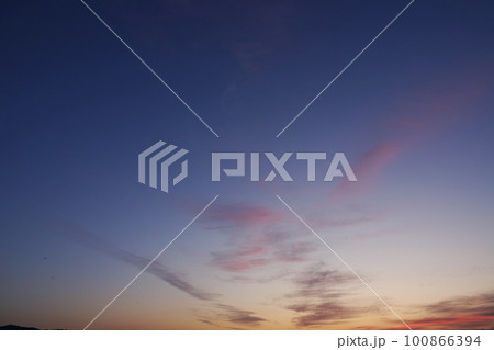 多彩に朝焼けした空・春・230301am 100866394