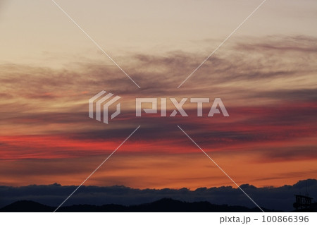 多彩に朝焼けした空・春・230301am 100866396