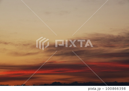 多彩に朝焼けした空・春・230301am 100866398