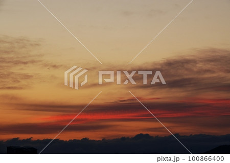 多彩に朝焼けした空・春・230301am 100866400