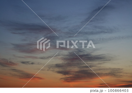 多彩に朝焼けした空・春・230301am 100866403