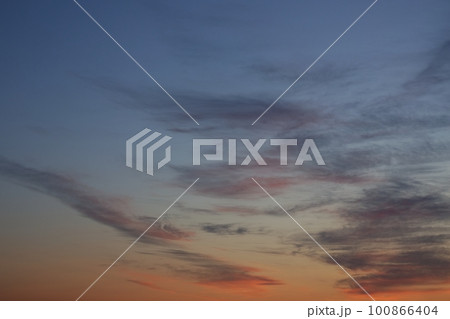 多彩に朝焼けした空・春・230301am 100866404