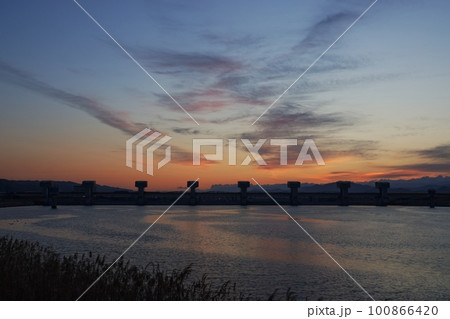 多彩に朝焼けした空と映り込む川・春・230301am 100866420