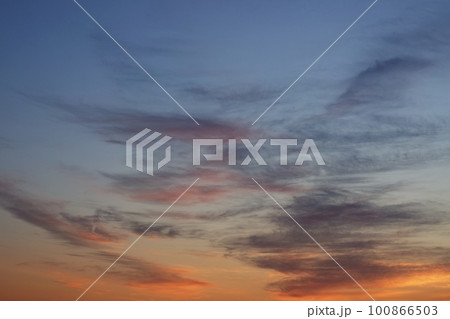 多彩に朝焼けした空・春・230301am 100866503