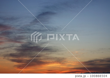 多彩に朝焼けした空・春・230301am 100866504