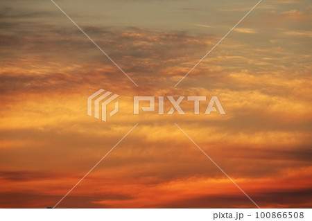 多彩に朝焼けした空・春・230301am 100866508
