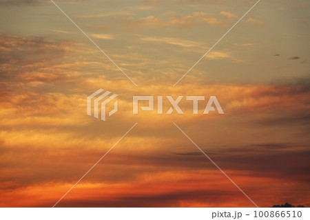 多彩に朝焼けした空・春・230301am 100866510