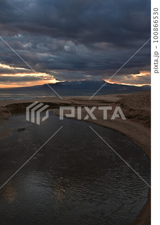 弓ヶ浜海岸からの大山 100866530