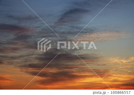 多彩に朝焼けした空・春・230301am 100866557