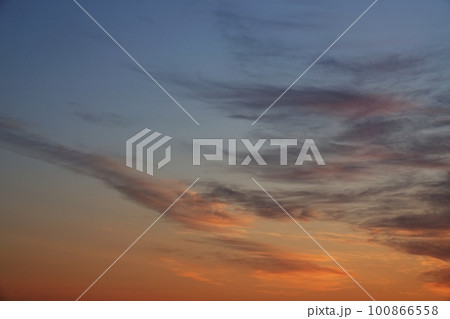 多彩に朝焼けした空・春・230301am 100866558