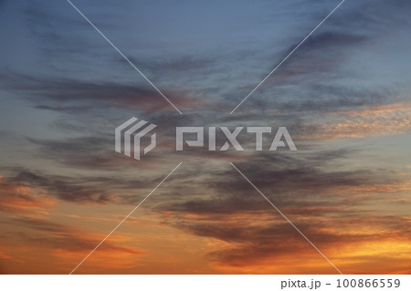 多彩に朝焼けした空・春・230301am 100866559