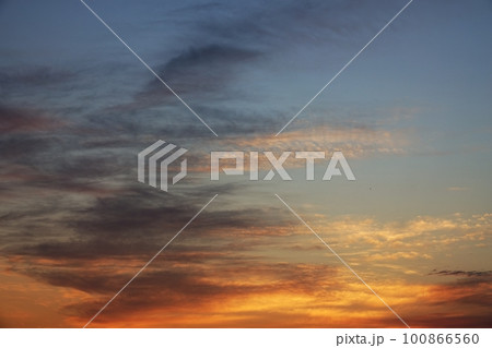 多彩に朝焼けした空・春・230301am 100866560