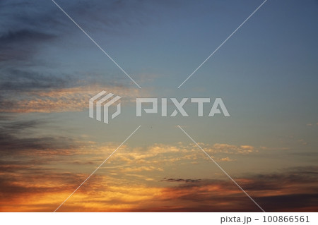 多彩に朝焼けした空・春・230301am 100866561