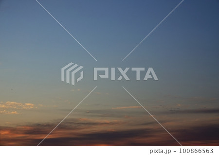 多彩に朝焼けした空・春・230301am 100866563