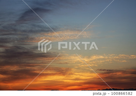 多彩に朝焼けした空・春・230301am 100866582