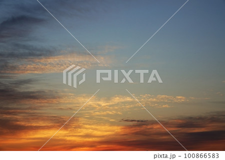 多彩に朝焼けした空・春・230301am 100866583