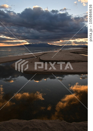 弓ヶ浜海岸からの大山 100866636