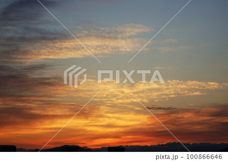 多彩に朝焼けした空・春・230301am 100866646