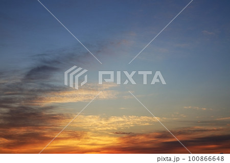 多彩に朝焼けした空・春・230301am 100866648