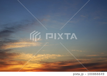 多彩に朝焼けした空・春・230301am 100866649