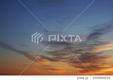 多彩に朝焼けした空・春・230301am 100866650