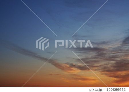 多彩に朝焼けした空・春・230301am 100866651