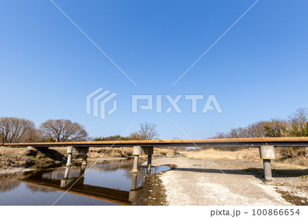 青空の下の木の橋 100866654