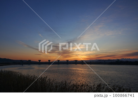 多彩に朝焼けした空と映り込む川・春・230301am 100866741