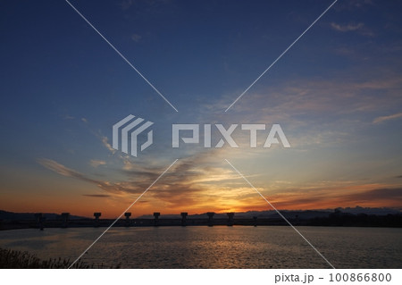 多彩に朝焼けした空と映り込む川・春・230301am 100866800