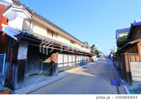 【徳島県】夕暮れ時のうだつの町並み（美馬市脇町南町重要伝統的建造物群保存地区）　 100866804