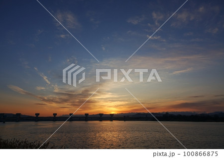 多彩に朝焼けした空と映り込む川・春・230301am 100866875