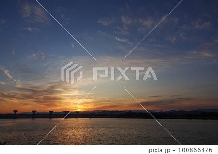 多彩に朝焼けした空と映り込む川・春・230301am 100866876