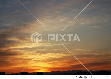 多彩に朝焼けした空・春・230301am 100866893