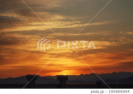 多彩に朝焼けした空・春・230301am 100866894