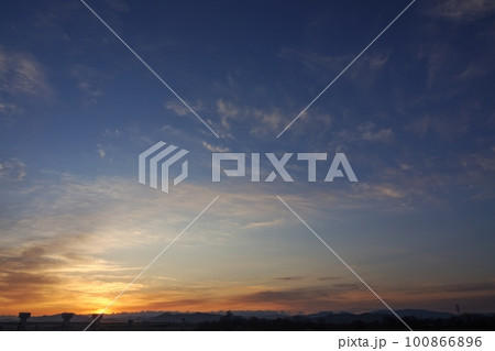 多彩に朝焼けした空・春・230301am 100866896