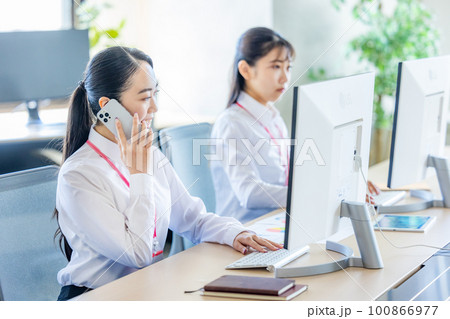 女性のビジネスシーン 100866977