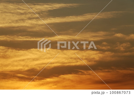 金色に朝焼けした多様な雲・春・230301am 100867073