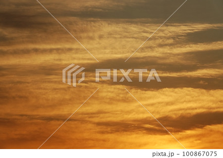 金色に朝焼けした多様な雲・春・230301am 100867075