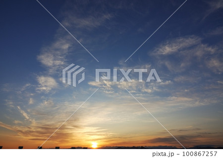 朝焼けした多様な雲と朝日・春・230301am 100867257