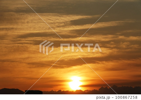 朝焼けした多様な雲と朝日・春・230301am 100867258