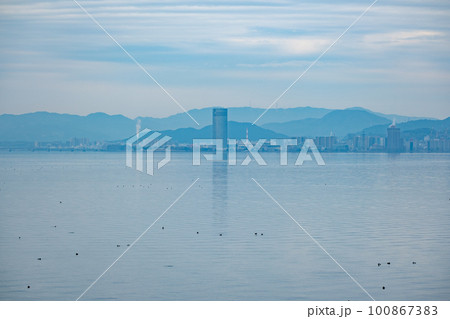 琵琶湖畔からの滋賀県大津市遠景 琵琶湖畔からの滋賀県大津市遠景 100867383