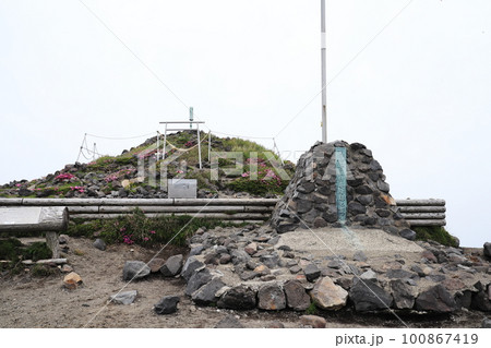 神聖な高千穂峰の山頂の景色 神聖な高千穂峰の山頂の景色 100867419