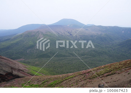 高千穂峰から眺める霧島連山の風景 100867423