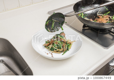 【レバニラ炒めが出来上がったのでお皿に盛り付け】 【レバニラ炒めが出来上がったのでお皿に盛り付け】 100867449