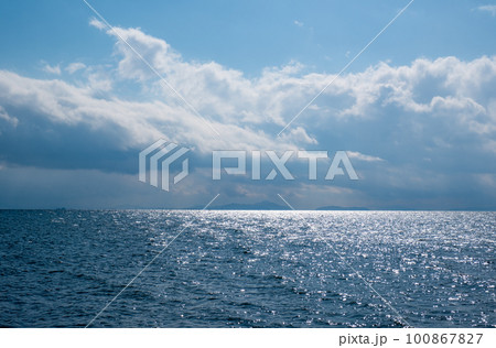 琵琶湖と青空と雲　滋賀県湖東エリア 100867827