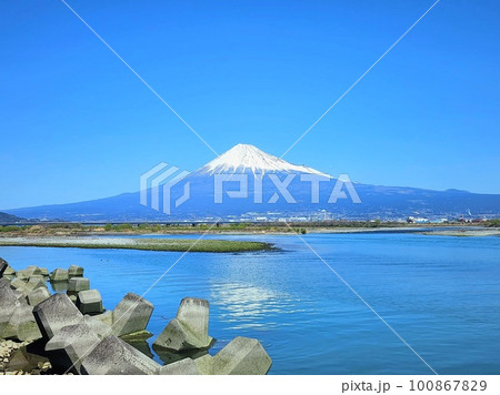 富士山と春の川景色 富士山と春の川景色 100867829