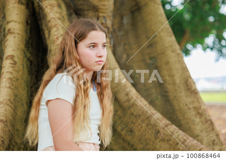 寂しそうに遠くを見つめる少女 100868464