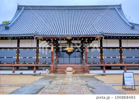 京都、仁和寺の金堂 京都、仁和寺の金堂 100868483